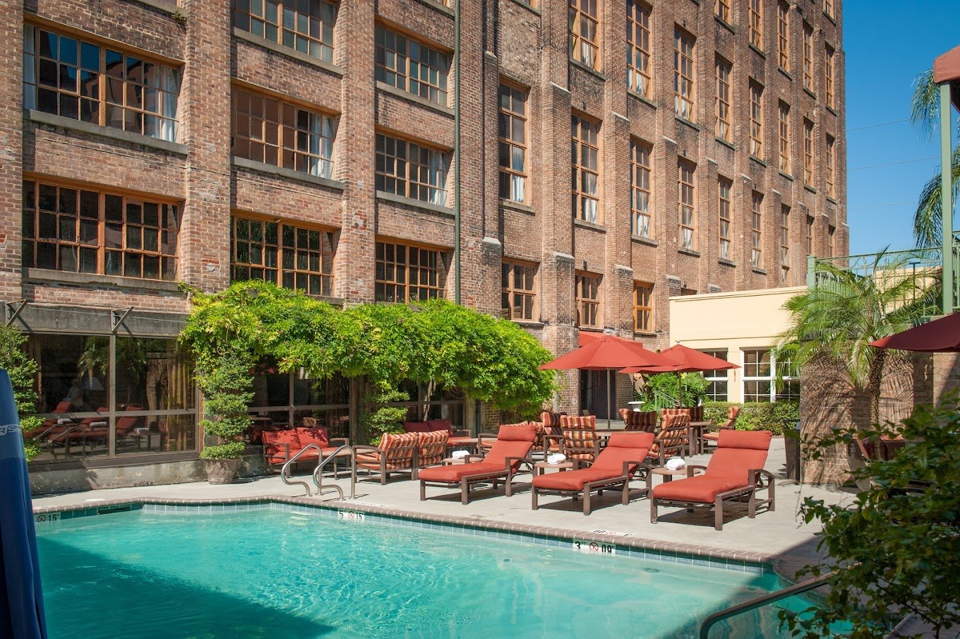 4 Nights @ The Hampton Inn Convention Center With Party Pass